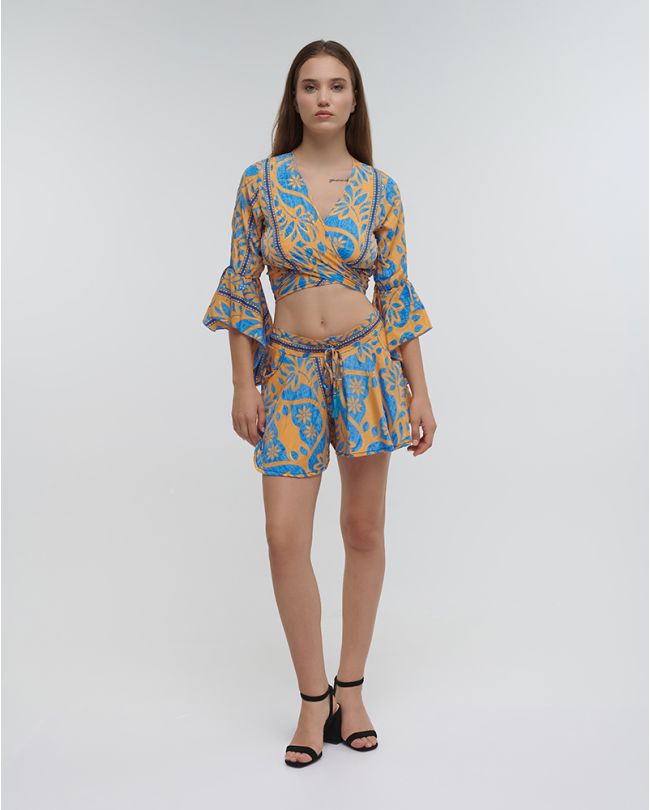 CROP TOP WITH KNOT WITH FLOWERS IN BLUE/ORANGE COLOR WITH GOLD DETAILS ONE SIZE (100% CREPE)