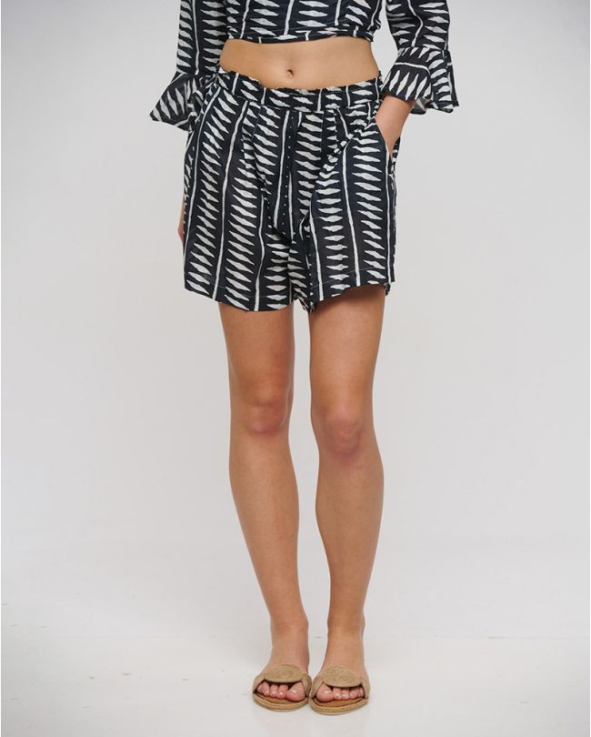 SHORTS IN BLACK AND WHITE COLOR ONE SIZE (100% COTTON)