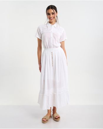 ΠΟΥΚΑΜΙΣΟ ΣΕ ΛΕΥΚΟ ΧΡΩΜΑ  ΜΕ ΚΕΝΤΗΜΑΤΑ ΣΤΑ ΜΑΝΙΚΙΑ ONE SIZE (100% COTTON)